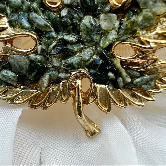 Vintage Retro Jade Stone Gold Tone Maple Leaf Brooch - Picture 5 of 9